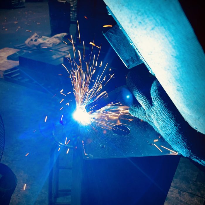 The welding method described above is commonly used, sometimes using a mixture of CO2 and Ar gases. It is simple to operate and suitable for both automatic and all-round welding. However, it has poor wind resistance during welding and is more suitable for indoor operations. Due to its low cost and easy production of carbon dioxide gas, it is widely applied in various product fields and for products with diverse and irregular structural designs.